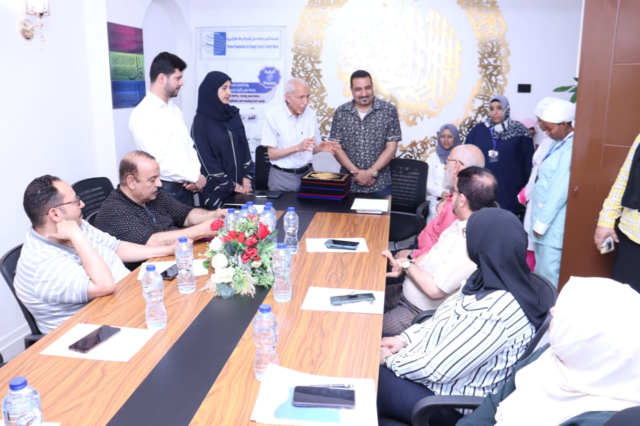 تكريم وشكر خاص من أديب المنصوري لرواد العمل الإنساني عبدالواسع هائل والدكتورة ذكرى النونو تقديرًا لجهودهم في دعم مرضى السرطان