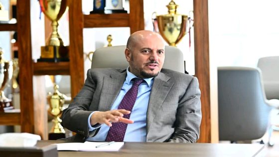 فضيحة مدوية: رئيس نادي وحدة صنعاء امين جمعان يحوّل ملعب النادي إلى “سوق خضروات”